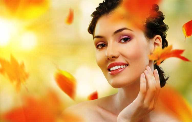 ত্বকের যত্ন: শীতে ধুলোবালি অনেক বেড়ে যায় তাই যতটা সম্ভব ত্বক পরিষ্কার রাখার চেষ্টা করতে হবে। শীতকালে ত্বক কখনো একটু অদ্ভুত আচরণ করে, ত্বকে মিশ্র একটাভাব দেখা দিতে পারে। মুখের টি-জোন অর্থাৎ নাক-কপালের অংশ ছাড়া বাকি জায়গা শুষ্ক হয়ে যেতে পারে। যদি ত্বকে মিশ্রভাব দেখা দেয় তবে সাধারণত যে ফেইসওয়াশ গরমকালে ব্যবহার করেছেন সেটাই রাখুন। তবে তা শুধু টি-জোনটুকুর জন্যই।