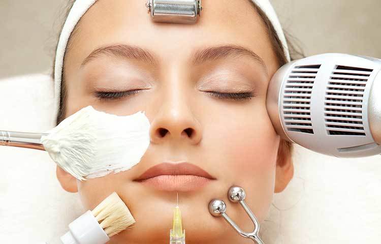 একটু বেশি শুষ্কতা দেখা দিলে ক্রিম ক্লেনজার, ক্লেনজিং মিল্ক অথবা গ্লিসারিন বার ব্যবহার করুন। প্রতিদিন বাইরে বের হওয়ার আগে দেখে নিন আপনার সঙ্গে ক্লেনজিং ওয়াইপস বা ওয়েট টিস্যু আছে কি না। প্রয়োজনে দরকার মতো মুখ মুছে নেবেন। এ সময় ত্বক অনেকাংশেই উজ্জ্বলতা হারিয়ে ফেলে।