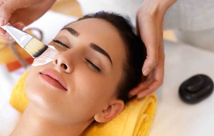 প্রতিদিন মাইল্ড স্ক্রাব ব্যবহার করতে ভুলবেন না। তৈলাক্ত ত্বকে জেল বা হালকা ময়েশ্চারাইজার ব্যবহার করুন, যেগুলোতে তেলের পরিমাণ কম, পানির পরিমাণ বেশি। ব্যবহার করার আগে অবশ্যই ত্বকের প্রয়োজনীয়তা বুঝে নিতে হবে।