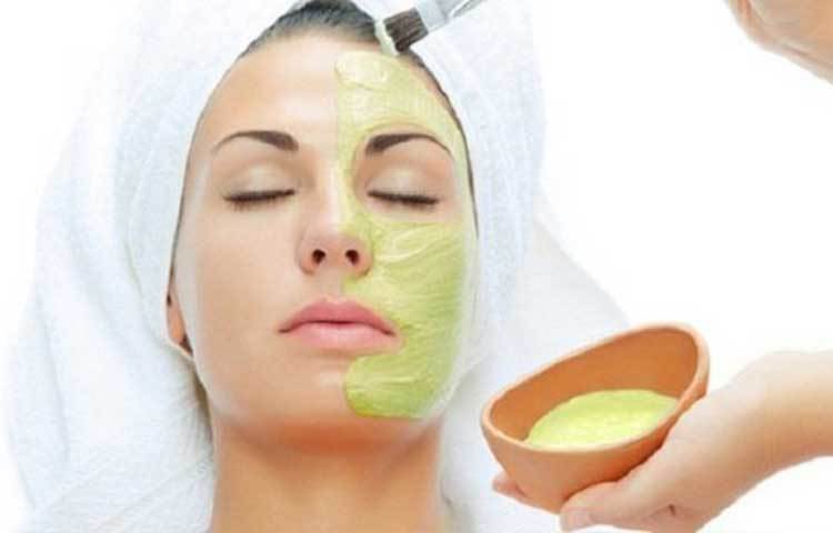 শুষ্ক ত্বকের ক্ষেত্রে ভারী ময়েশ্চারাইজার লাগানো উচিত। সকাল থেকে বিকেল পর্যন্ত কড়া রোদ থাকে, এ কারণে সানস্ক্রিন লোশন অবশ্যই ব্যবহার করতে ভুলবেন না। কমপক্ষে ৫০+ এসপিএফ আছে এমন সানস্ক্রিন ব্যবহার করবেন। ৩/৪ ঘণ্টা পরপর মুখ মুছে নিয়ে নতুন করে লাগাতে হবে। কারণ, সানস্ক্রিন ৩/৪ ঘণ্টার বেশি কাজ করে না।