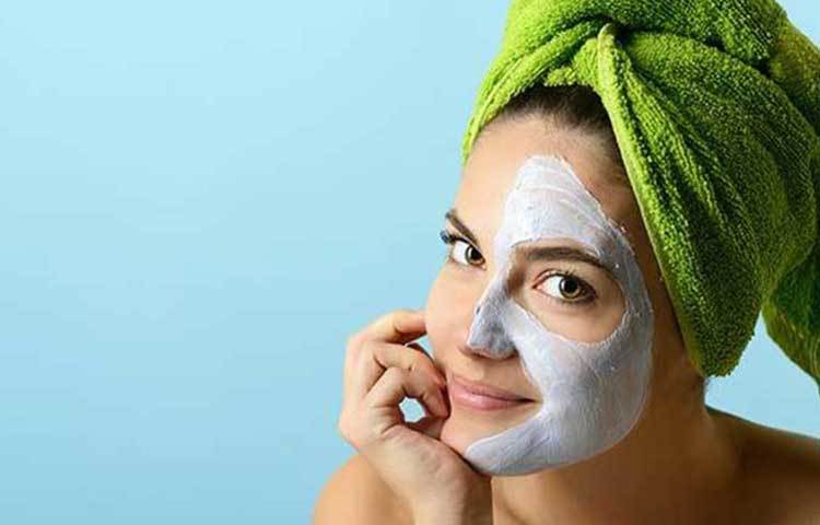 যদি মেকআপ করেন তবে অবশ্যই তা ভালোভাবে পরিষ্কার করতে ভুলবেন না। মেকআপ তুলতে বেবি অয়েল বা মেকআপ রিমুভার ব্যবহার করুন এবং শেষে হালকা গরম পানি ও ফেইসওয়াশ দিয়ে মুখ ধুয়ে ময়েশ্চারাইজার লাগান।