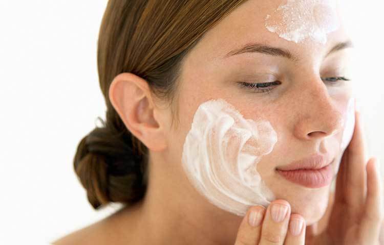 রাতে ঘুমাতে যাওয়ার আগে ভালো কোনো নাইট ক্রিম অথবা এর বদলে আমন্ড অয়েল লাগাতে পারেন। আমন্ড অয়েল ত্বক ময়েশ্চারাইজ যেমন করবে সাথে ত্বকের উজ্জ্বলতা বাড়ানো, বয়সের ভাঁজ কমানো, ব্রণ অথবা দাগ দূর করতেও সাহায্য করবে।