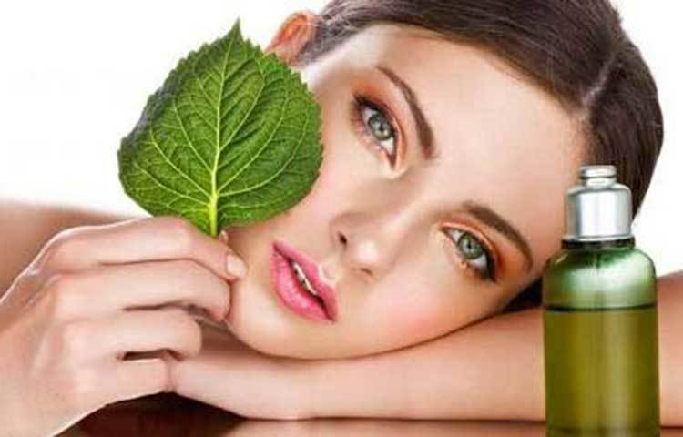 নারকেল তেল কিন্তু ত্বকের হারানো উজ্জ্বলতা ফেরাতে চমৎকার কার্যকরী। মুখে নারিকেল তেল লাগান। সুতির রুমাল গরম পানিতে ভিজিয়ে ভালো মতো নিংড়ে নিন। মুখের ওপর দিয়ে রাখুন কিছুক্ষণের জন্য। মুখটা মুছে নিয়ে এবার গোলাপ জল লাগিয়ে নিন। সব ধরনের ত্বকেই এটি মানিয়ে যাবে।