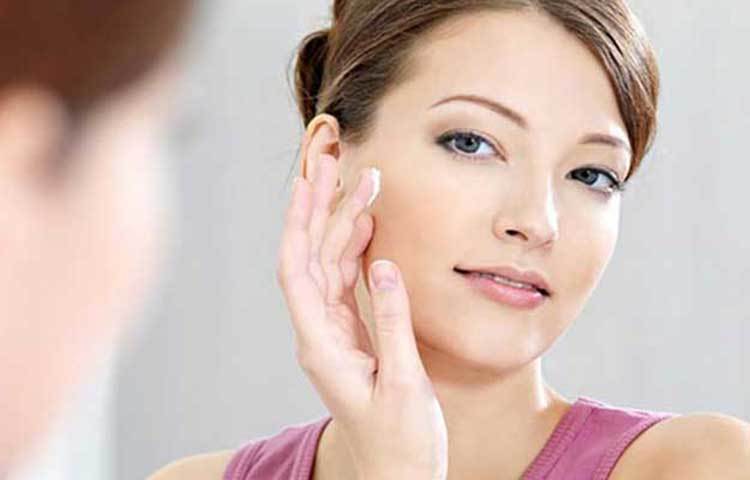 তৈলাক্ত ত্বকে শশার রস চমৎকারভাবে কাজ করবে। শশার রসের সাথে মুলতানি মাটি ও চন্দনের গুঁড়া মিশিয়ে লাগান। এতে যেমন তেলতেলেভাব কমবে সাথে ত্বকের উজ্জ্বলতাও ফিরে আসবে। পেঁপে পেস্ট করে ১০-১৫ মিনিটের জন্য মুখে দিয়ে রাখুন। ত্বকের পোড়াভাব দূর করবে। গাজর পেস্ট করে ১০ মিনিটের জন্য লাগালে উপকার পাবেন। চন্দন পেস্ট করে লাগান। শুকানো পর্যন্ত অপেক্ষা করুন। পরে ধুয়ে নিন।