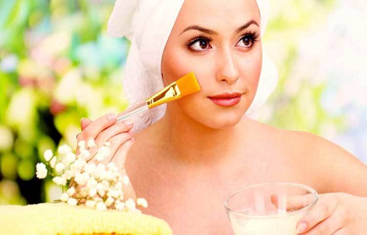 সাধারণ থেকে তৈলাক্ত ত্বকের জন্য দুধের ক্রিম অথবা ত্বক দই-এর সঙ্গে কয়েক ফোঁটা গোলাপের পানি মেশান। মুখ ঠান্ডা পানি দিয়ে ধুয়ে মাস্কটি লাগিয়ে ১৫ মিনিট পর ধুয়ে ফেলুন, হারানো উজ্জ্বলতা ফিরে পাবেন। কলা পেস্ট করে মধু মিশিয়েও ত্বকে লাগাতে পারেন। ১০-১৫ মিনিট রেখে দিন। পরে ঠান্ডা পানি দিয়ে ধুয়ে ফেলুন।