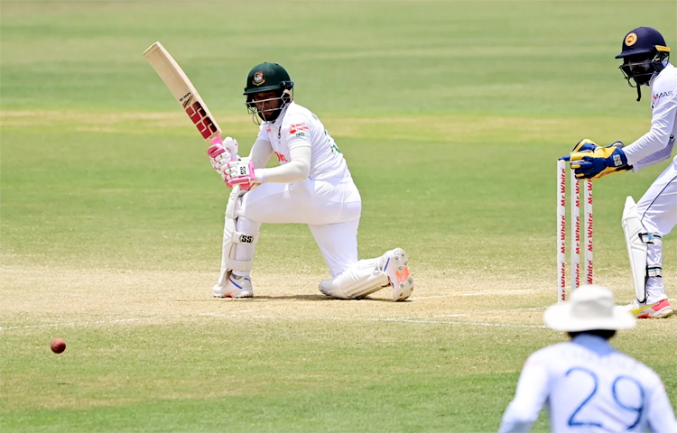 চট্টগ্রাম টেস্টে শ্রীলঙ্কার বিপক্ষে আগে সেঞ্চুরি করেন তামিম ইকবাল। আজ মুশফিকও সেঞ্চুরি হাকান। একই টেস্টে মুশফিক-তামিমের সেঞ্চুরির ঘটনা এবারই প্রথম। ছবি: জাগো নিউজ