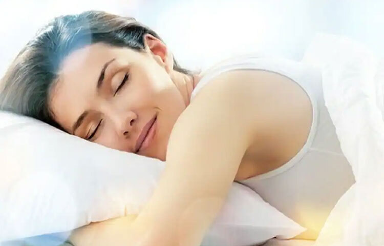 ভাত খেয়েই ঘুমিয়ে পড়লে, হজমের কাজে বাধা পড়ে। ফলে শরীরে বিভিন্ন ধরনের অসুখ হয়। ছবি: সংগৃহীত