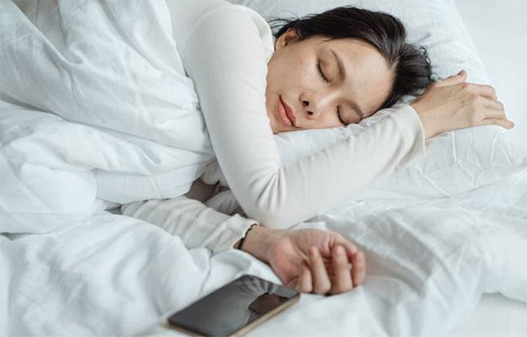 ভাতে প্রচুর পরিমাণে কার্বোহাইড্রেট বা শর্করা থাকায় তা গ্লুকোজে পরিণত হয়। গ্লুকোজের জন্য ইনসুলিনের দরকার হয়। শরীরে ইনসুলিনের পরিমাণ বেড়ে গেলে প্রয়োজনীয় ফ্যাটি অ্যাসিড ট্রিপটোফ্যান দুই হরমোন মেলাটোনিন ও সেরাটোনিনের পরিমাণ বাড়িয়ে দেয়। ছবি: সংগৃহীত