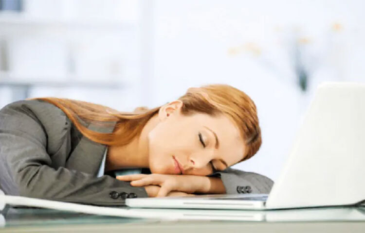 ভাত খাওয়ার পরে হঠাৎ করে দুই হরমোন বেড়ে যাওয়ার কারণেই ঘুম ঘুম ভাব হয়। এই সময় শরীর হজমের কাজে ব্যস্ত হয়ে যায়। আর ঘুম পায়। তবে এই সময় ঘুমানো কিন্তু একদম ঠিক নয়। ছবি: সংগৃহীত