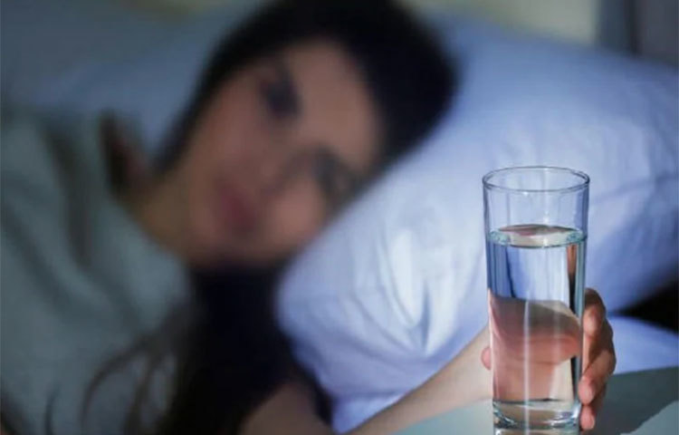 চিকিৎসকদের মতে, ঘুমের মধ্যে গলা শুকিয়ে যাওয়া বিভিন্ন বড় রোগের প্রাথমিক লক্ষণ হতে পারে। যেমন ডিহাইড্রেশন । শরীরে যখন পানির মাত্রা কমে যায় তখনই গলা শুকোতে থাকে। শিশুদের ক্ষেত্রে ডিহাইড্রেশন কিন্তু মৃত্যুর কারণ পর্যন্ত হতে পারে। বেশি ঘাম হওয়া, পেট খারাপ ইত্যাদির জেরেও ডিহাইড্রেশন হতে পারে।