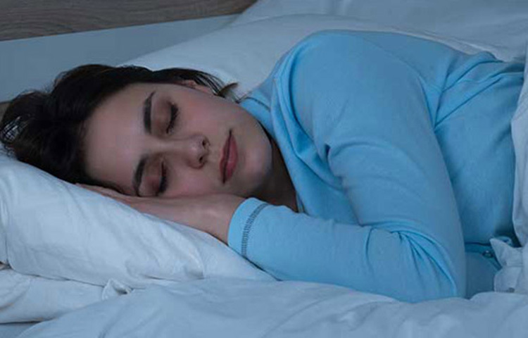 সারাদিনের পরিশ্রম, ক্লান্তি, চোখের পাতা বুজেও আসছে, কিন্তু ঘুম নেই। আজকালকার ফাস্ট লাইফস্টাইল-এর কারণে কমবেশি সবাই-ই ঘুমের সমস্যায় ভোগেন। কারণ মূলত কর্মক্ষেত্রে চাপ, শারীরিক পরিশ্রমের অভাব, মোবাইল বা ইন্টারনেটে আসক্তি। ছবি: সংগৃহীত