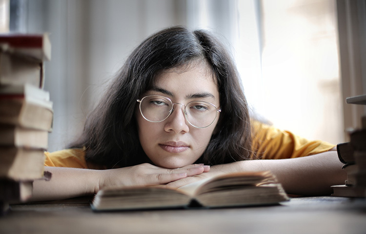 কম্পিউটারে কাজ করার সময় টেবিলে বসেই অনেকেরই ঘুমানোর অভ্যাস রয়েছে। কাজ করার সময় গভীর ঘুমের মধ্যে চলে যান কেউ কেউ। এতে ভয়ানক পিঠের ব্যথা, ঘাড় এবং কাঁধ শক্ত হয়ে যাওয়ার মতো অসুখও হতে পারে বলে জানাচ্ছেন বিশেষজ্ঞরা। দীর্ঘ সময় বসে থাকার এবং গতিহীন থাকার কারণে এমন হয় বলে জানাচ্ছেন চিকিৎসকেরা। ছবি: সংগৃহীত