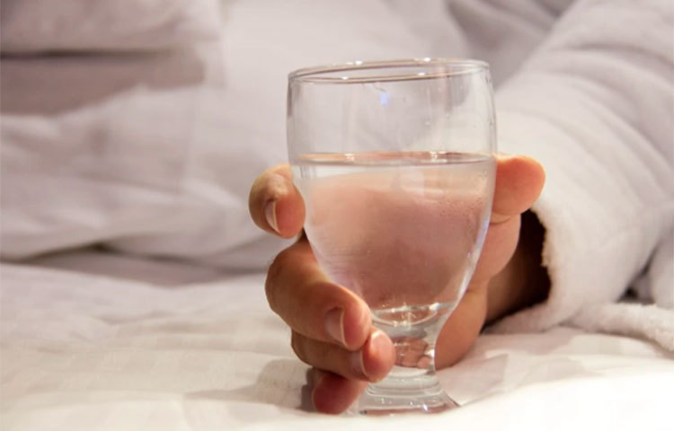 ডায়াবেটিসের একটি অন্যতম উপসর্গ গলা শুকিয়ে যাওয়া। অতিরিক্ত পরিমাণে মূত্রের জেরে শরীরে পানির সমতা থাকে না। ফলে গলা শুকোয়।