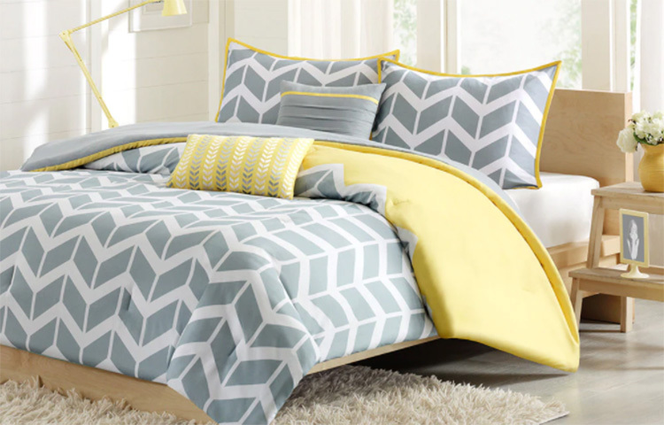 ঘুমের সময় মোবাইল ফোন, ল্যাপটপ, মিউজিক প্লেয়ার বিছানা থেকে দূরে রাখুন। বিছানার পাশের টেবিলে জ্বালাতে পারেন সুগন্ধি মোমবাতি। আর শান্ত, মৃদু গান কিন্তু ঘুমের ভালো ওষুধ হিসেবে কাজ করে। ছবি: সংগৃহীত