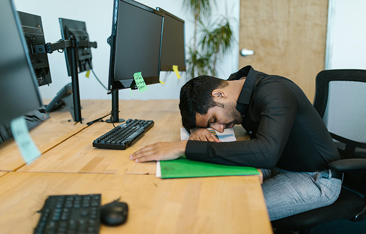 গতিহীন এবং একক অবস্থানে থাকা পিঠ এবং শরীরের ব্যথা হতে পারে, যা আমাদের অঙ্গবিন্যাসকেও ধ্বংস করতে পারে। অস্থিরতা জয়েন্টগুলোতে শক্ত হতে পারে এবং বেদনাদায়ক প্রতিক্রিয়া হতে পারে। স্ট্রেচিং নমনীয়তা, ভঙ্গি এবং যৌথ শক্ততা প্রতিরোধের একটি দুর্দান্ত উপায় বলে মনে করা হয়। বিছানায় শুয়ে ঘুমানোর সময় আমাদের অঙ্গ-প্রত্যঙ্গ এবং জয়েন্টগুলোকে প্রসারিত করতে সাহায্য করতে পারে, বসার সময় ঘুমানো রক্ত সঞ্চালনকে ব্যাহত করতে পারে, চলাচল সীমাবদ্ধ করতে পারে, যা আরও জটিলতার দিকে নিযয়ে যায়। ছবি: সংগৃহীত