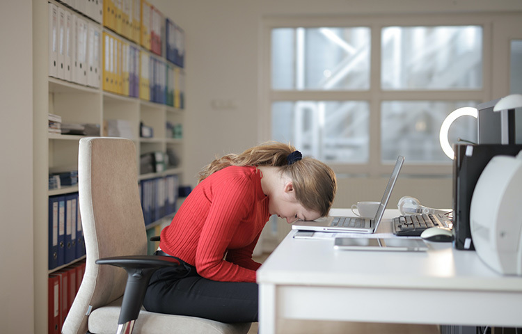 দীর্ঘ সময় ধরে বসে থাকলে গভীর শিরায় থ্রোম্বোসিস হয়। এতে অনেক সময় শরীরে রক্ত জমাট বেঁধে যায়। যা থ্রম্বাস নামেও পরিচিত। দীর্ঘক্ষণ বসা অথবা বসে ঘুমানোর কারণে পিঠে ব্যাথা হলে অবহেলা না করে, দ্রুত চিকিৎসা করান। ছবি: সংগৃহীত