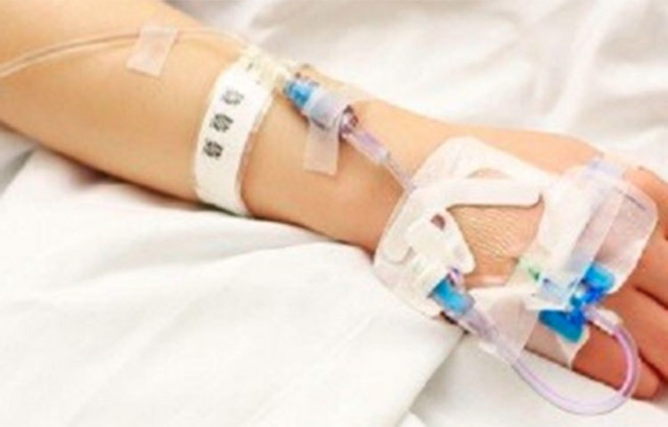 যারা অবসাদে ভোগেন তাদের মধ্যে এই প্রবণতা দেখা যায়। পাশাপাশি, উচ্চ রক্তচাপে ভুগলে তাদের অতিরিক্ত ঘাম হওয়ায় শরীরে জলের মাত্রা ঠিক থাকে না। ফলে গলা শুকিয়ে যায়।