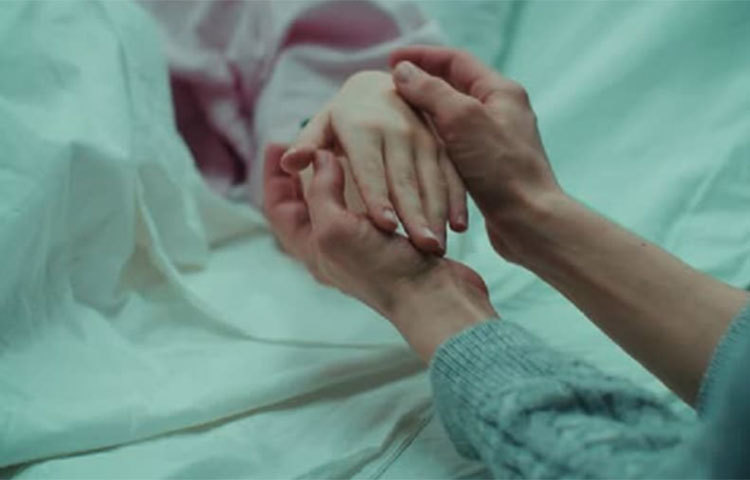 অতিরিক্ত তেল-মশলা যুক্ত খাবার খেলে বার বার গলা শুকোয়। সর্দি হলে বা নাক বন্ধ থাকলে মুখ দিয়ে নিশ্বাস নেওয়ার প্রবণতা দেখা যায়। ফলে সহজেই মুখের ভিতর শুকিয়ে যায়। এ ছাড়া অতিরিক্ত মদ্যপান যারা করেন তাদেরও বেশি মাত্রায় পানির তেষ্টা পায়। অ্যালকোহল শরীরকে শুষ্ক করে তোলে ও পানির চাহিদা তৈরি করে।