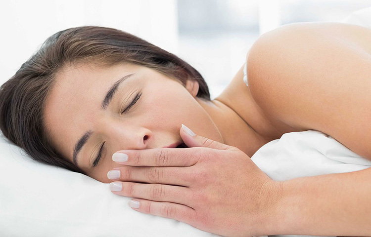 সারাদিনের পরিশ্রম, ক্লান্তি, চোখের পাতা বুজেও আসছে, কিন্তু ঘুম আসে না। এখনকার লাইফস্টাইল-এর কারণে কমবেশি সবাই-ই ঘুমের সমস্যায় ভোগেন। এর কারণ মূলত কর্মক্ষেত্রে চাপ, শারীরিক কসরতের অভাব, মোবাইল বা ইন্টারনেটে আসক্তি। ছবি: সংগৃহীত