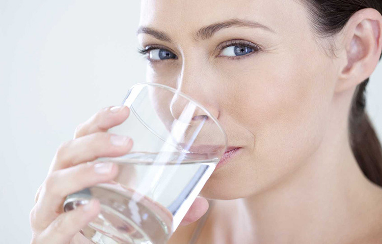 বেশি পরিমাণে পানি খেয়ে ঘুমালেও, মাঝরাতে বার বার গলা শুকিয়ে কাঠ হচ্ছে। বার বার উঠে পানি খেতে গিয়ে তাই ঘুম হচ্ছে না। গলা শুকিয়ে যাওয়া বিভিন্ন বড় রোগের প্রাথমিক একটি লক্ষণ হতে পারে। রোজই যদি এমন হতে থাকে, তা হলে শীঘ্রই চিকিৎসকের পরামর্শ নিন। ছবি: সংগৃহীত