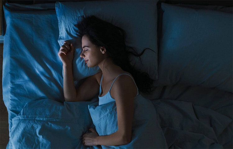 প্রতিদিন ৬ থেকে ৮ ঘণ্টার ঘুম শরীর সুস্থ রাখতে সাহায্য করে। কিন্তু কাজের চাপে অনেক সময়েই ঘুমের সমস্যা হয়। হয়ত কাজ শেষ করে বিছানায় যেতে যেতে অনেকটা সময় লেগে যায়, তারপর ঘুম আসতে দেরি হয়ে যায় অনেকটা। যদি শুয়ে পড়ার সঙ্গে সঙ্গে ঘুম এসে যেত, তাহলে বোধহয় জীবন আরও সহজ হত, এমনটা ভাবনে অনেকেই। যাদের ঘুম আসতে অনেকটা দেরি হয়, তারা এই পদ্ধতি অবলম্বন করলে সহজে ঘুম আসবে। ছবি: সংগৃহীত