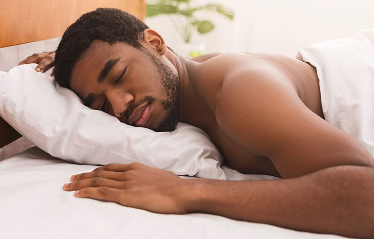 সেরোটোনিন হরমোনের সাহায্যে ঘুম নিয়ন্ত্রিত হয়। অতিরিক্ত ঘুম সেরোটোনিনের উপর নেতিবাচক প্রভাব ফেলে, নিউরোট্রান্সমিটারকেও বাধা দেয়, সেই  কারণেই সকালে দেরিতে ঘুম থেকে ওঠার পরে মাথাব্যথার অভিযোগ করে অনেকে। এ ছাড়া, দীর্ঘ সময় ঘুমানোর পর হঠাৎ ক্ষুধা এবং তীব্র তৃষ্ণা বোধ হয়, যার কারণে মাথাব্যথা শুরু হয়। ছবি: সংগৃহীত