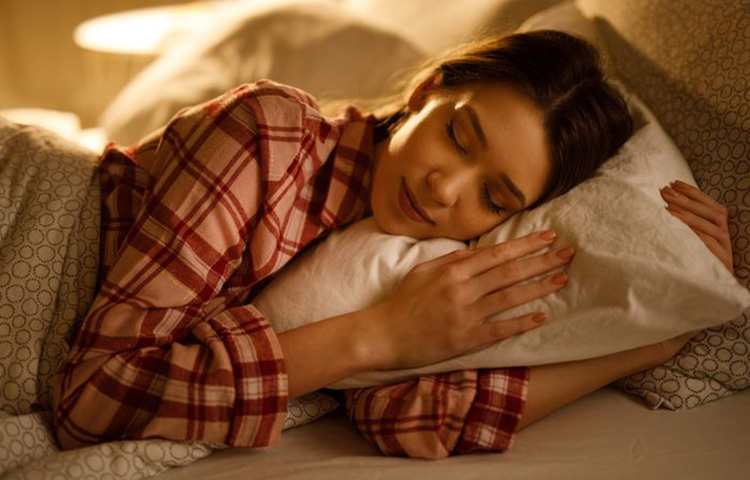 অনেকক্ষণ ঘুমানোর অভ্যাস থাকলে, আপনার পিঠ প্রায়ই ব্যথা করবে। দীর্ঘ সময় ধরে ঘুমানোর ফলে পেশীগুলোর উপর চাপ সৃষ্টি করে। এ ছাড়া খারাপ পজিশনে ঘুমানোর ফলেও পিঠে ব্যথা হয়। ছবি: সংগৃহীত