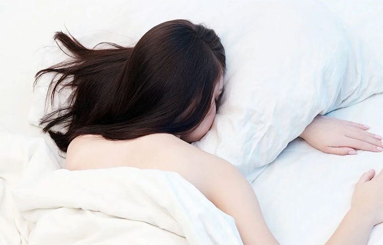 প্রথমে বিছানায় শুয়ে পড়ার পর মাথা থেকে পায়ের পাতা পর্যন্ত রিল্যাক্স করতে হবে আপনাকে। কপালের মাসল থেকে শুরু করে শরীরে একেবারে পায়ের পাতা পর্যন্ত এই রিল্যাক্স করার কাজ করতে হবে। মাথাটা একেবারে পরিস্কার করে ফেলতে হবে ১০ সেকেন্ডের মধ্যে। ছবি: সংগৃহীত