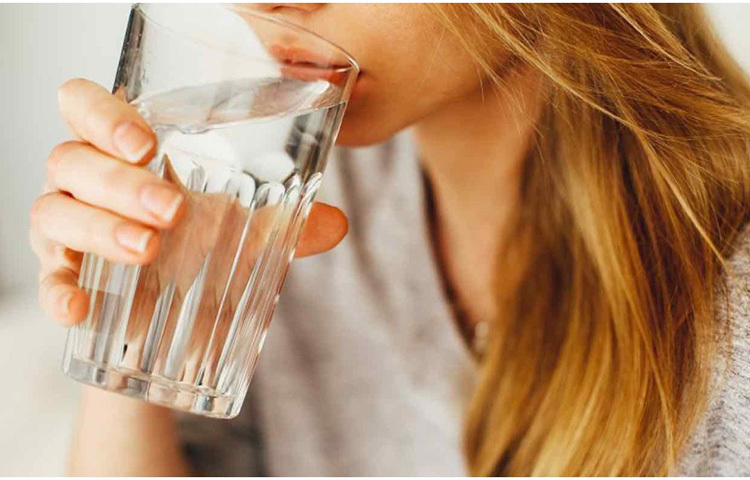 গলা শুকিয়ে যাওয়া ডায়াবেটিসের একটি অন্যতম উপসর্গ। অতিরিক্ত পরিমাণে মূত্রের জেরে শরীরে পানির পরিমাণ কমতে থাকে। ফলে গলা শুকায় তাড়াতাড়ি। ছবি: সংগৃহীত