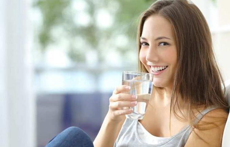 ডিহাইড্রেশন এর অন্যতম উপসর্গ কলা শুকিয়ে যাওয়া। শরীরে যখন পানি মাত্রা কমে যায় তখনই গলা শুকোতে থাকে। শিশুদের ক্ষেত্রে ডিহাইড্রেশন মৃত্যুর কারণ পর্যন্ত হতে পারে। বেশি ঘাম হওয়া, পেট খারাপ ইত্যাদির জেরে ডিহাইড্রেশন হতে পারে। ছবি: সংগৃহীত