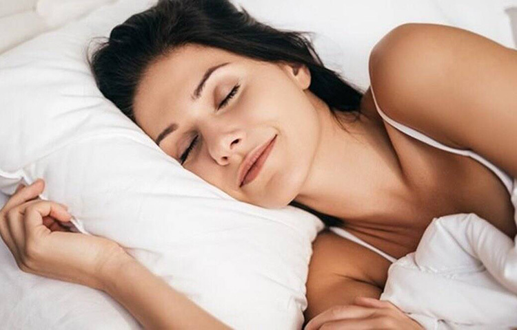 অতিরিক্ত ঘুম হরমোনের উপরও প্রভাব ফেলে। বিশেষ করে ইনসুলিন নিয়ন্ত্রণকারী হরমোনগুলো এর দ্বারা বেশি প্রভাবিত হয়। বেশি ক্লান্ত বোধ করার কারণে শরীরে খুব কম শক্তি থাকে, যার কারণে মানুষ সাধারণত জাঙ্ক ফুড বা উচ্চ ক্যালরিযুক্ত খাবার খাওয়া শুরু করে। এই সব কারণে, রক্তে শর্করার মাত্রা বেড়ে যায় যার ফলে ডায়েবেটিস হওয়ার সম্ভাবনা থাকে। ছবি: সংগৃহীত