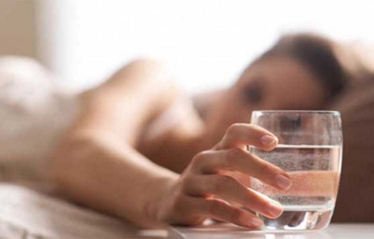 প্রেশার যাদের হাই তাদের অতিরিক্ত ঘাম হওয়ায় শরীরে পানির মাত্রা ঠিক থাকে না। তাই যথেষ্ট পানি না খেলে এই সমস্যা বড় আকার নিতে পারে। ছবি: সংগৃহীত