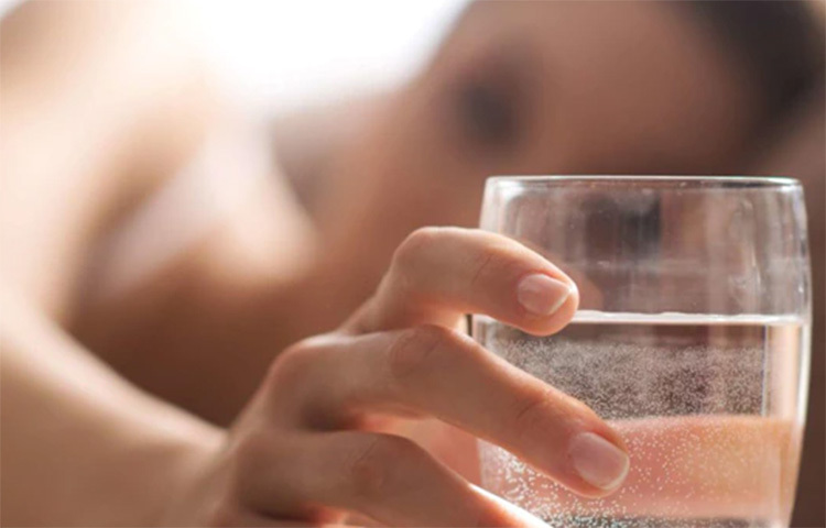 হার্ট, কিডনি অথবা লিভার জনিত সমস্যা থাকলেও গলা শুকিয়ে যায়। ছবি: সংগৃহীত