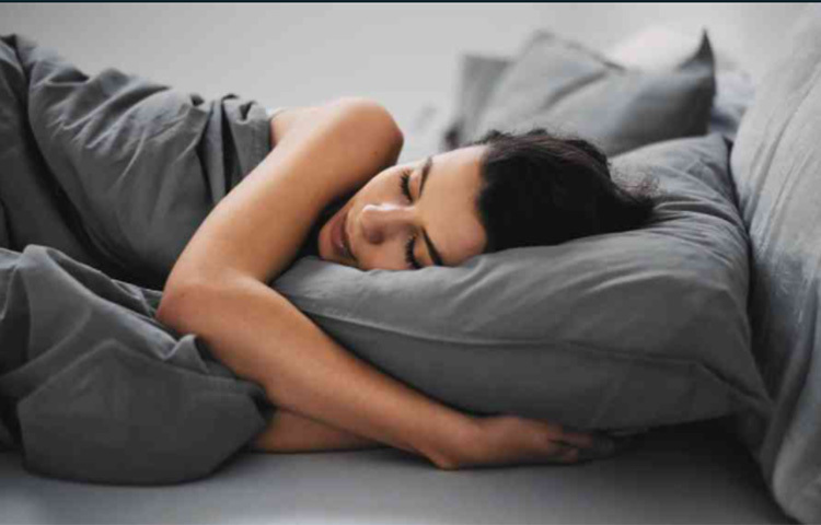 মানসিক চাপ এবং মোবাইলের অতিরিক্ত ব্যবহারসহ নানা কারণে কমে যেতে পারে ঘুম। কয়েকটি খাবারেই এই সমস্যা কমানো যেতে পারে। ছবি: সংগৃহীত