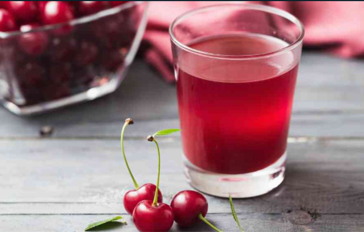 চেরি ফল থেকে রস বের করে নিয়ে তা ঘুমের আগে খেতে পারেন। এর মেলোটোনিন নামক উপাদান ঘুমিয়ে পড়তে সাহায্য করবে। ছবি: সংগৃহীত
