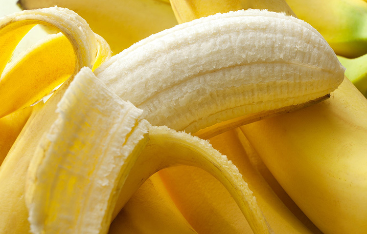 সকালে কলা অনেকেই খান। কিন্তু রাতে এই ফল খাওয়ার অনেক উপকার রয়েছে। এর পটাসিয়াম এবং ম্যাগনেসিয়াম স্নায়ুকে আরাম দেয়। তাড়াতাড়ি ঘুম আসে। ছবি: সংগৃহীত