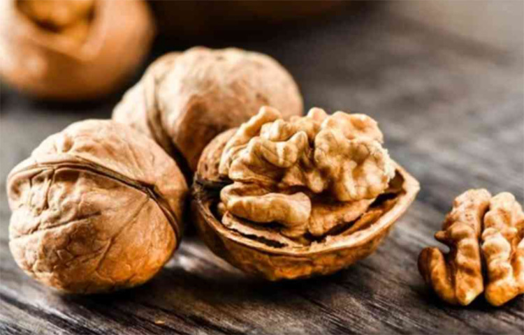 ঘুমাতে যাওয়ার আগে বিছানায় বসেই অল্প আখরোট খান। ঘুম গাঢ় হবে। খুদায় মাঝ রাতে অনেকের ঘুম ভেঙে যায়। সেই সমস্যাও হবে না। ছবি: সংগৃহীত