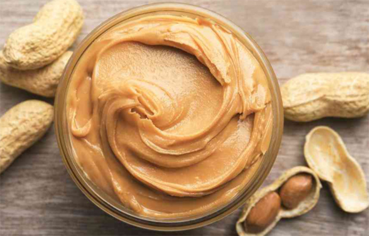 পিনাট বাটারও খেতে পারেন। এই বাদাম মাখনে ট্রিপটোফান নামের উপাদান আছে। এটি শুধু যে ঘুম গাঢ় করে তাই নয়, ঘুমের মধ্যে মেদের পরিমাণও কমায়। ছবি: সংগৃহীত