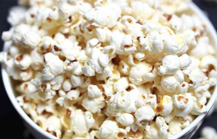 পপকর্ন খেলে ঘুম ভাল হয়। পপকর্নের ফলে সেরোটোনিন হরমোনের ক্ষরণ বাড়ে। এটি ঘুমাতে সাহায্য করে। তবে এতে যেন তেল না থাকে। ছবি: সংগৃহীত