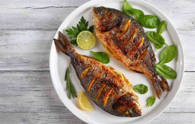 অতিরিক্ত তেল ছাড়া মাছও সেরোটোনিনের ক্ষরণ বাড়িয়ে দেয়। ফলে রাতে মাছ খেলে ঘুম ভালো হয়। ছবি: সংগৃহীত