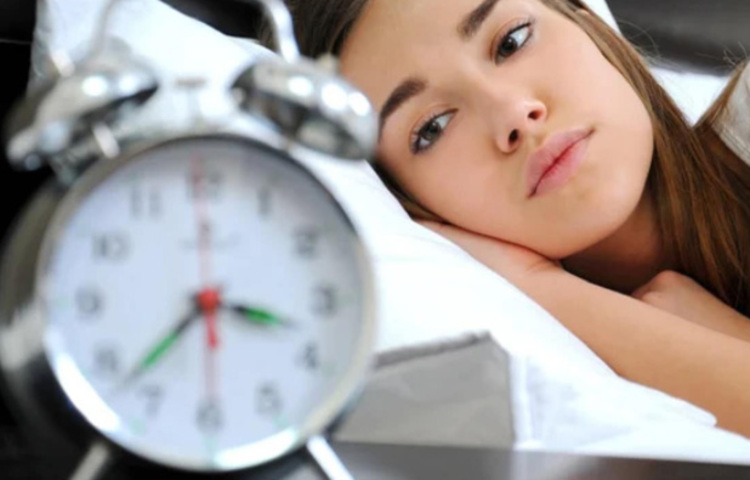 মাঝ রাতে ঘুম ভেঙে যাওয়ার দুটি কারণ হতে পারে। প্রথমটি হচ্ছে ‘ডন ফেনোমেনা’ বা দ্বিতীয়টি ‘সিমোজি এফেক্ট’। ছবি: সংগৃহীত