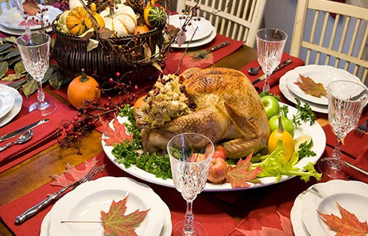 ডিনার: ছোটবেলায় বাবা, মায়েরা আমাদের তাড়াতাড়ি রাতের খাবার খেয়ে নেয়ার অভ্যাস করাতেন। বড় হয়ে সেই অভ্যাস আমরা অনেকেই মেনে চলি না। যখনই আমরা খাবার খাই তখনই আমাদের ডায়জেসটিভ সিস্টেম সক্রিয় হয়ে ওঠে। মেটাবলিজম রেট বেড়ে যায়। ঘুমনোর ঠিক আগে খাবার খেলে শরীর ও মস্তিষ্ক সজাগ হয়ে ওঠে। ফলে টানা ঘুমে সমস্যা হয় যা অনেক সময় দুঃস্বপ্নের কারণ হয়ে ওঠে। ছবি: সংগৃহীত