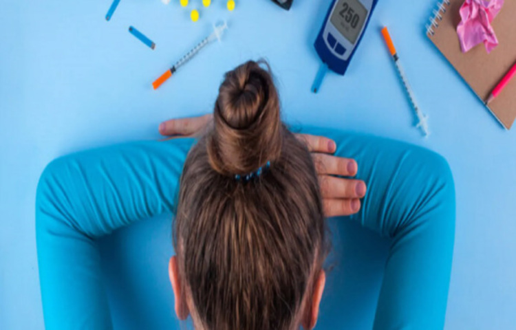 সিমোজি এফেক্টের আর এক নাম রিবাউন্ড হাইপারগ্লুইসেমিয়া। ঘুমের মধ্যে অনেক সময়ে রক্তে শর্করা মাত্রা অনেকটা কমে যায়। সেই মাত্রা ঠিক করতে শরীরে এমন কিছু হরমোনের ক্ষরণ হয়, যা লিভারকে বাধ্য করে রক্তে আরও কিছুটা গ্লুকোজ ছাড়তে। কিন্তু ডায়াবেটিস রোগীদের ক্ষেত্রে লিভার একটু বেশি মাত্রায় গ্লুকোজ রক্তে ছেড়ে দেয়, যার জন্য ভোরের দিকে রক্তে শর্করা মাত্রা বেড়ে যায় আর ঘুম ভেঙে যায়। এমন কোনো উপসর্গের সম্মুখীন হলে অবশ্যই চিকিৎসকের পরামর্শ নিন। ছবি: সংগৃহীত