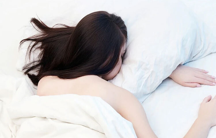 ক্যামব্রিজ ইউনিভার্সিটির গবেষকদের পরামর্শ অনুযায়ী একজন মধ্যবয়সী মানুষের মাত্র ৭ ঘণ্টা ঘুমানো উচিত। এর ফলে স্বাস্থ্য ঠিক থাকে এবং বার্ধক্যজনিত সমস্যা যেমন ডিমেনশিয়া হওয়ার আশঙ্কাও কমে। ছবি: সংগৃহীত