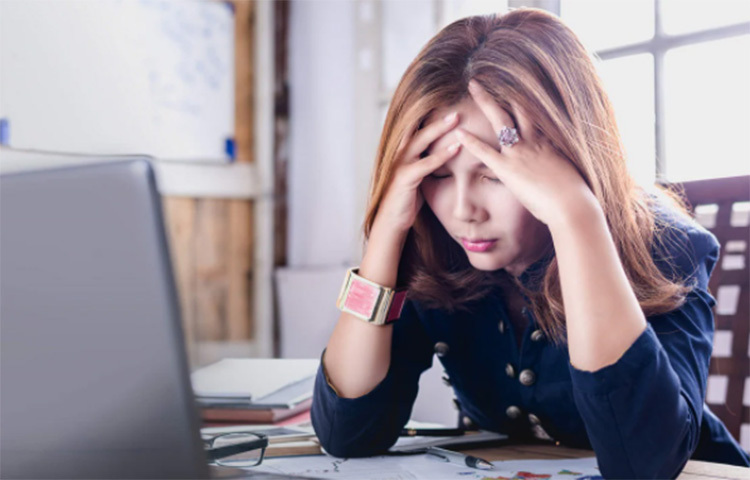 স্ট্রেস: সারাদিনের স্ট্রেস, ক্লান্তি যদি খুব বেড়ে যায় তাহলে ঘুমের সমস্যা হয়। স্ট্রেসের কারণে দুঃস্বপ্ন দেখা খুবই স্বাভাবিক ব্যাপার। স্ট্রেস কাটাতে ঘুমনোর আগে হালকা যোগাভ্যাস করলে বা হালকা গরম পানিতে গোসল করলে সমস্যা দূর হবে। ছবি: সংগৃহীত