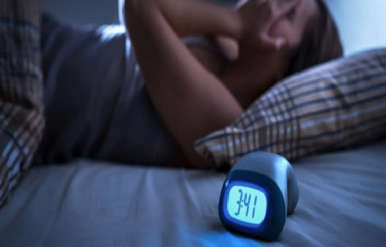 এছাড়াও আরও কয়েকটি উপসর্গের দিতে খেয়াল রাখতে হবে। হঠাৎ কি কানে কম শুনতে শুরু করেছেন? অনেকেই ভাবেন বয়স বাড়ার সঙ্গে এমনটা হয়ে থাকে। কিন্তু কানে কম শোনা ডায়েবেটিসেরও লক্ষণ হতে পারে। যদি দেখেন টিভি দেখার সময় ভলিউম ক্রমশ বাড়িয়ে যেতেই হচ্ছে, না হলে শুনতে পাচ্ছেন না তা হলে সাবধান থাকুন। ন্যাশনাল ইনস্টিটিউট অব হেলথ-এর তথ্য অনুযায়ী, প্রি-ডায়াবেটিকের কারণে শ্রবণশক্তি কমে যেতে পারে। অর্থাৎ, রক্তে শর্করার মাত্রা বেশি, কিন্তু ঠিক যতটা হলে ডায়াবেটিক বলা হবে তার থেকে কম হলে সেই অবস্থাকে প্রি-ডায়াবেটিক বলা হয়। রক্তে শর্করার মাত্রা বাড়লে তা কানের রক্তনালী ও স্নায়ুর ক্ষতি করতে পারে। যার ফলে ৩০ শতাংশ পর্যন্ত কমে যেতে পারে শ্রবণশক্তি। ছবি: সংগৃহীত