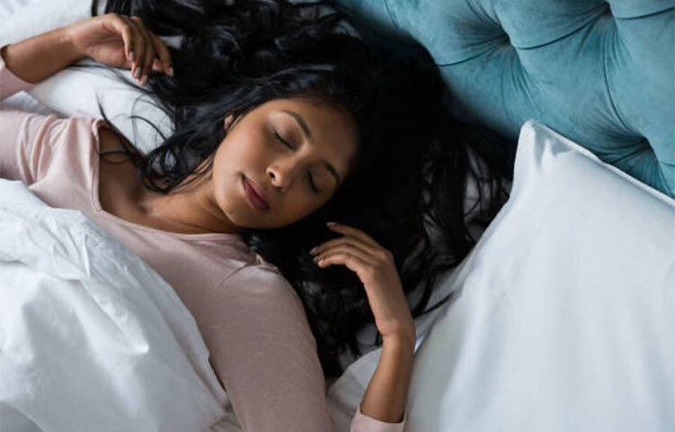 তাদের এই গবেষণায় গবেষকরা গবেষণায় ৩৮ থেকে ৭৩ বছর বয়সীদর অন্তর্ভুক্ত করেছিলেন। যারা ৭ ঘণ্টার বেশি বা কম ঘুমাতেন, তাদের শারীরিক পরীক্ষার ফলাফল ছিল খুবই খারাপ। এমন ব্যক্তিদের মধ্যে চিন্তার গতি, সতর্কতা এবং স্মৃতিশক্তি কমে যায়। এমনকি সমস্যা সমাধানের ক্ষমতাও কমে যায় এই মানুষদের মধ্যে। ছবি: সংগৃহীত