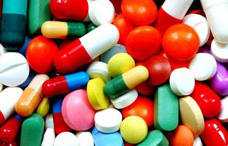 ওষুধ: অনেক ওষুধ রয়েছে যার পার্শ্বপ্রতিক্রিয়ায় এমনটা হতে পারে। সাধারণত উচ্চ-রক্তচাপ বা অ্যান্টি-ইনফ্লেমেটরি ড্রাগ থেকে শরীরে মেটাবলিজমের মাত্রা বেড়ে গিয়ে ঘুমের সমস্যা হওয়ার প্রবণতা থাকে। যদি এমনটা হয়ে থাকে আপনার ক্ষেত্রে তাহলে ডাক্তারের সঙ্গে পরামর্শ করে ওষুধ বদলান বা ডোজ কমিয়ে দিতে বলতে পারেন। ধীরে ধীরে শরীর ধাতস্থ হয়ে গেলে সমস্যাও কেটে যাবে। ছবি: সংগৃহীত