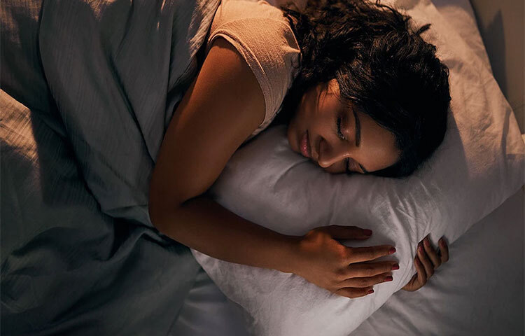 এতদিন ৮ ঘণ্টা ঘুম স্বাস্থ্যের জন্য খুবই উপকারী বলে বিবেচিত হয়েছে। ঘুম মস্তিষ্কের স্বাস্থ্যের জন্য খুবই গুরুত্বপূর্ণ। এটি বিপাক এবং ইমিউন সিস্টেমের সঠিক কাজ করতে সাহায্য করে। একই সময়ে, স্বাস্থ্য বিষয়ক ওয়েব সাইট এনএইচএস সুপারিশ করে যে প্রাপ্তবয়স্কদের প্রতি রাতে ৬ থেকে ৯ ঘণ্টা ঘুমের প্রয়োজন। শিশুদের মস্তিষ্কের বিকাশের জন্য ১২ ঘণ্টা ঘুম প্রয়োজন। ছবি: সংগৃহীত