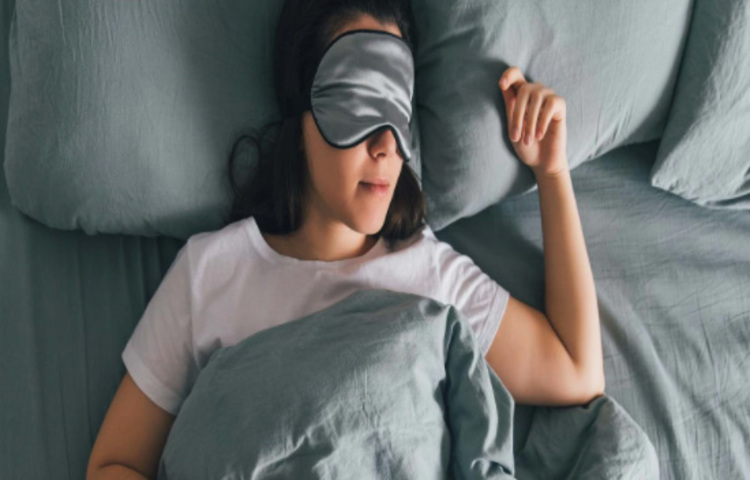 ডায়াবেটিসের প্রভাবে শরীরে রক্ত সঞ্চালনে ব্যাঘাত ঘটতে পারে। যার ফলে ত্বক শুষ্ক হয়ে যেতে পারে। যার ফলে সারাক্ষণ চুলকানির সমস্যা হতে পারে। যদি ময়েশ্চারাইজার ও ক্রিম লাগানোর পরও ত্বক শুষ্ক লাগে তা হলে অবশ্যই ডাক্তার দেখিয়ে ডায়েবেটিস পরীক্ষা করিয়ে নিন। ছবি: সংগৃহীত